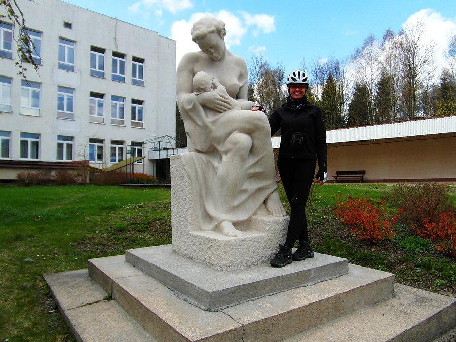 Rzeźba "Macierzyństwo" Josefa Thoraka