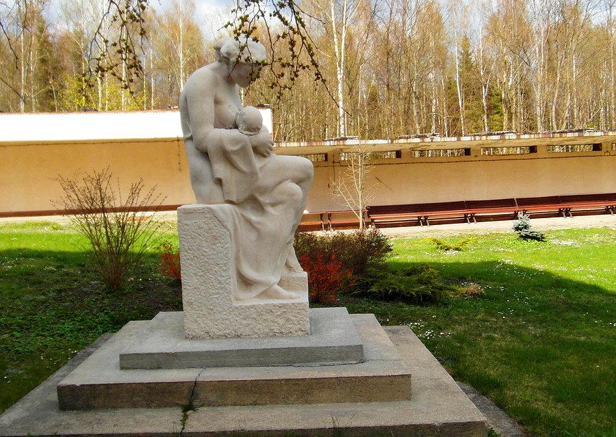 Rzeźba "Macierzyństwo" Josefa Thoraka