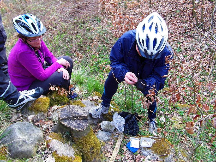 Darek znajduje skrzynkę geocache pt" Zapomniane cmentarze"