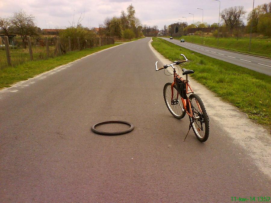 Stomil Zebra 26x1.75 na środku drogi... znalezione, nie kradzione ;)