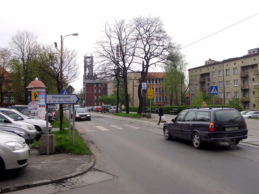 Nad Nowym Bytomiem dominują 2 obiekty: wieża kościoła pod wezwaniem świętego Pawła i wpisany do rejestru zabytków wielki piec należący do Huty Pokój