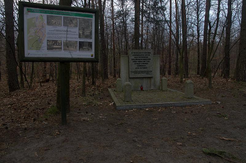 Szlak wieży spadochronowej - jeden z pomników/mogił