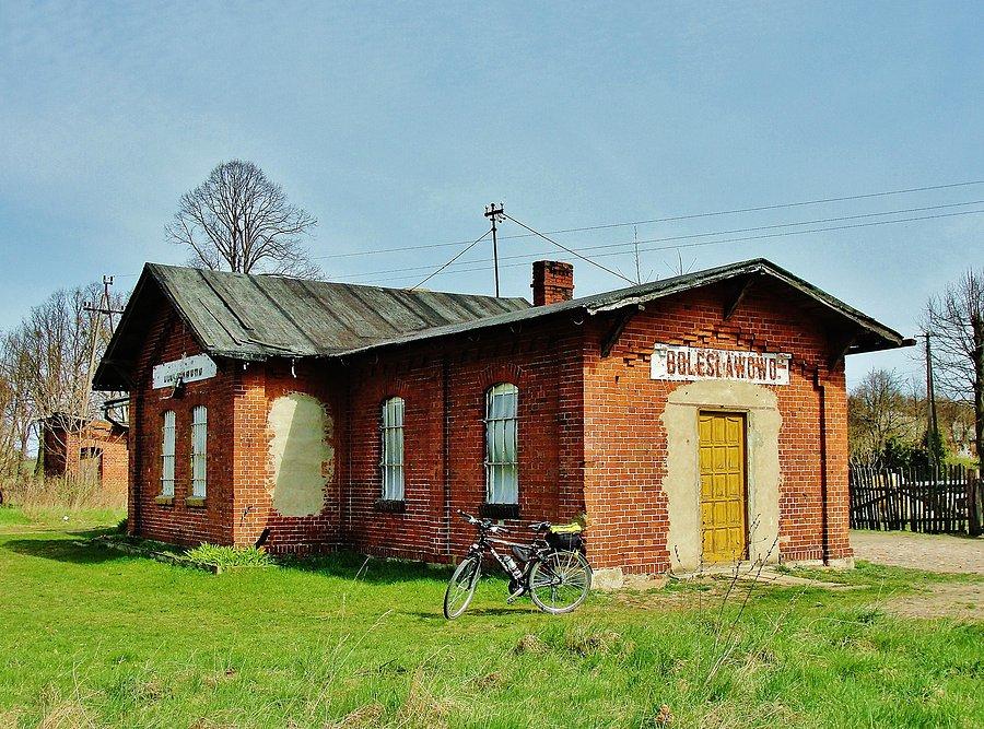 Budynek nieistniejącego już przystanku kolejowego.w Bolesławowie