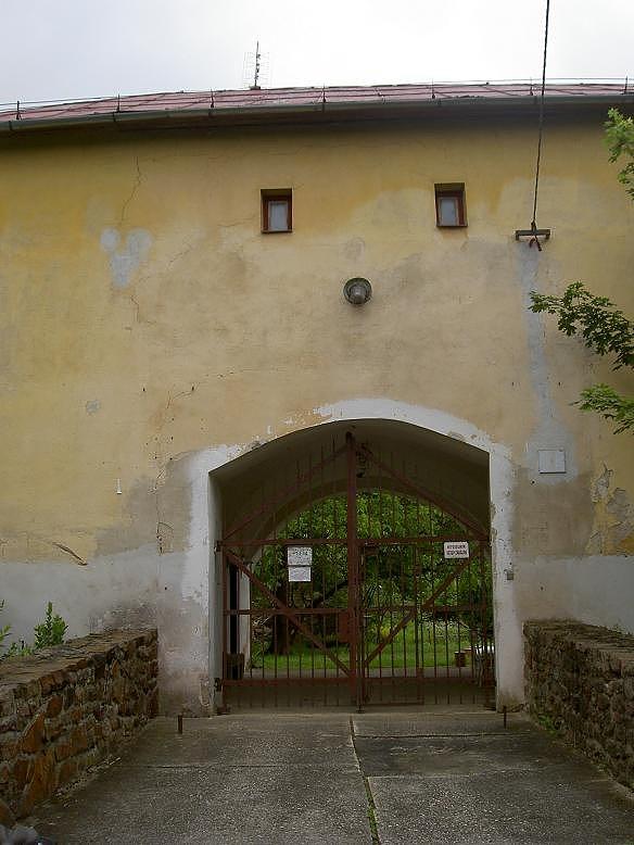 Brama na dziedziniec zamku Divci Hrad jak widac zamknięta