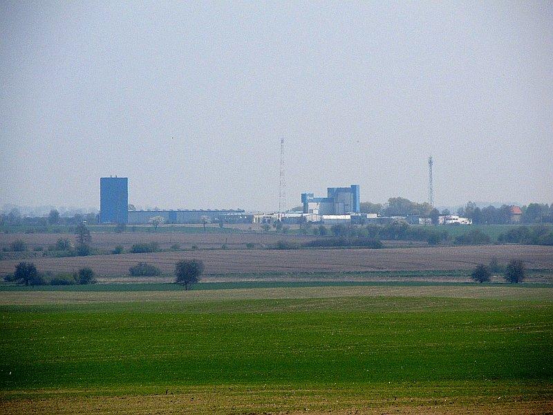 Fabryka pasz w Kiszkowie z oddali