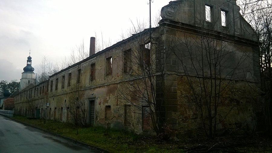 Zabudowania przy pałacu w Zyrowej podobno obiekt chroniony prawem tylko jakim??