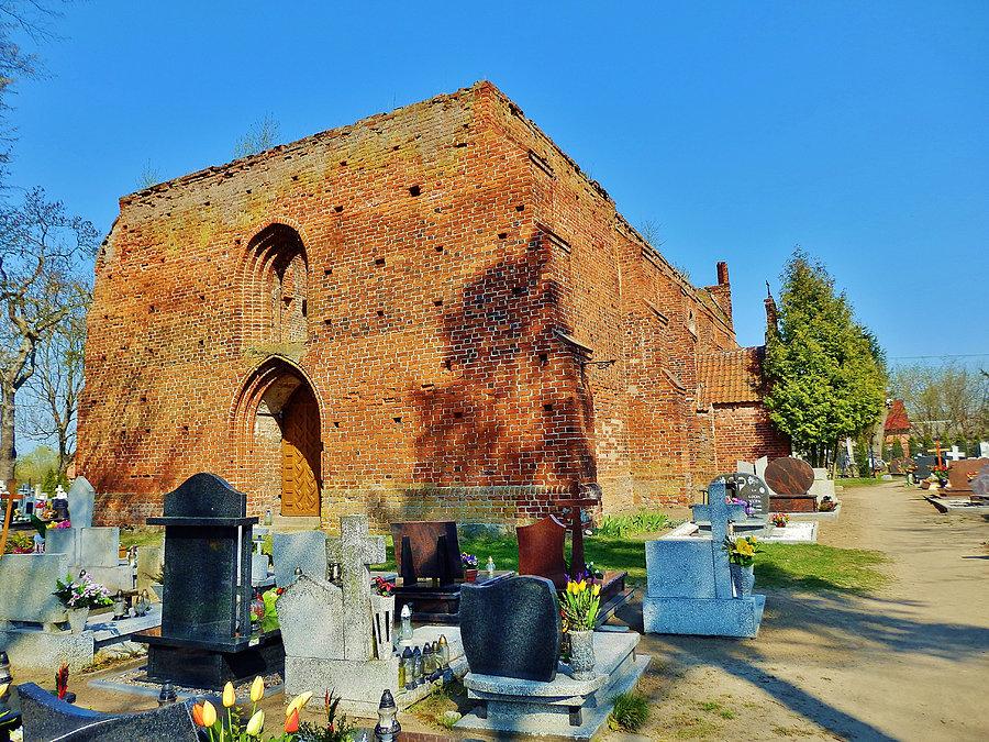 Ruiny gotyckiego kościoła - Ostaszewo