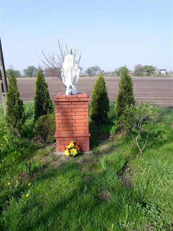 Kapliczka w polu gdzieś koło Leszna