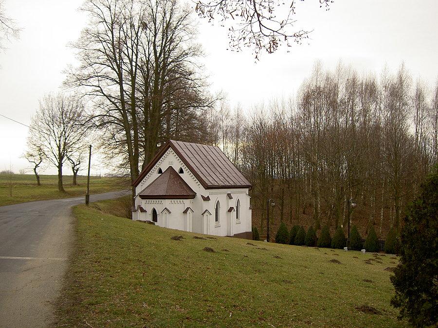 Kaplica Przy kościele w bryksach ze źródłem uzdrowicielskiej wody