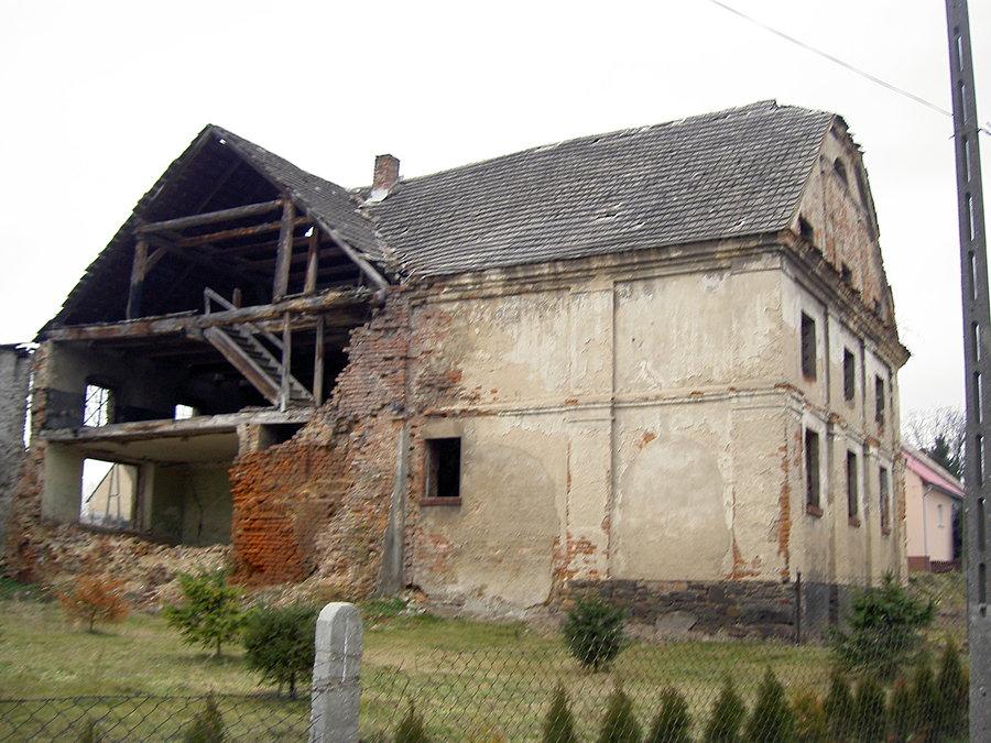 Ruiny zabudowań przy pałacu
