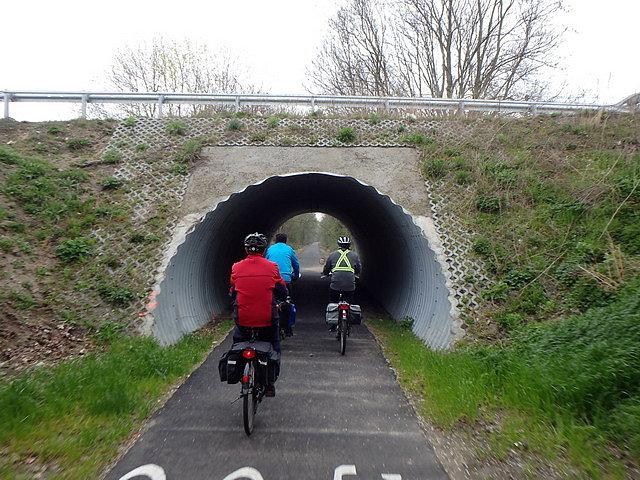 Tunel na szlaku w pobliżu wsi Różankowo