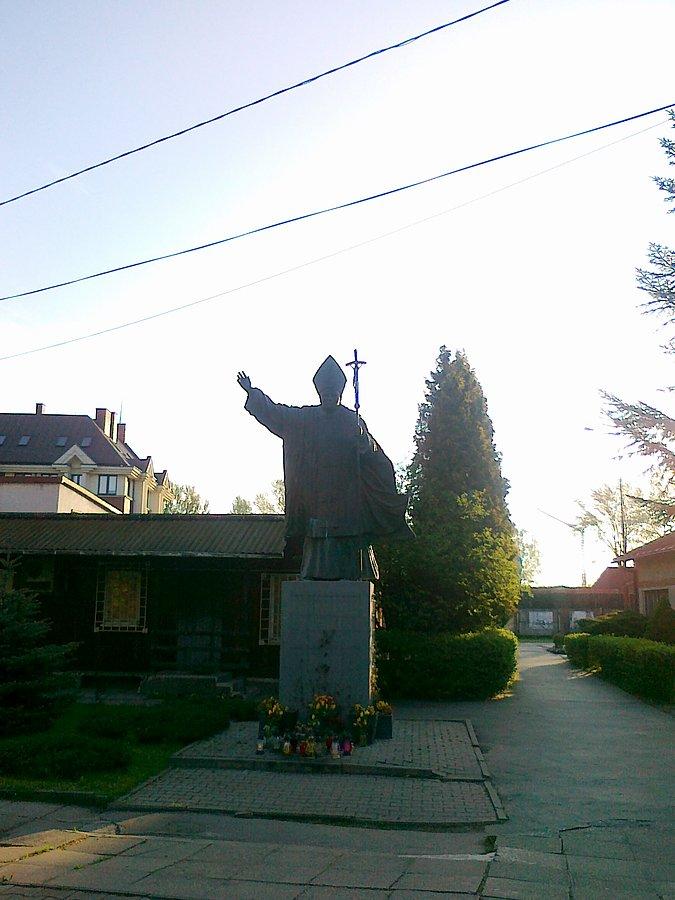 Zjeżdżając nad Wisłę wjechałam w bramę kościoła.
