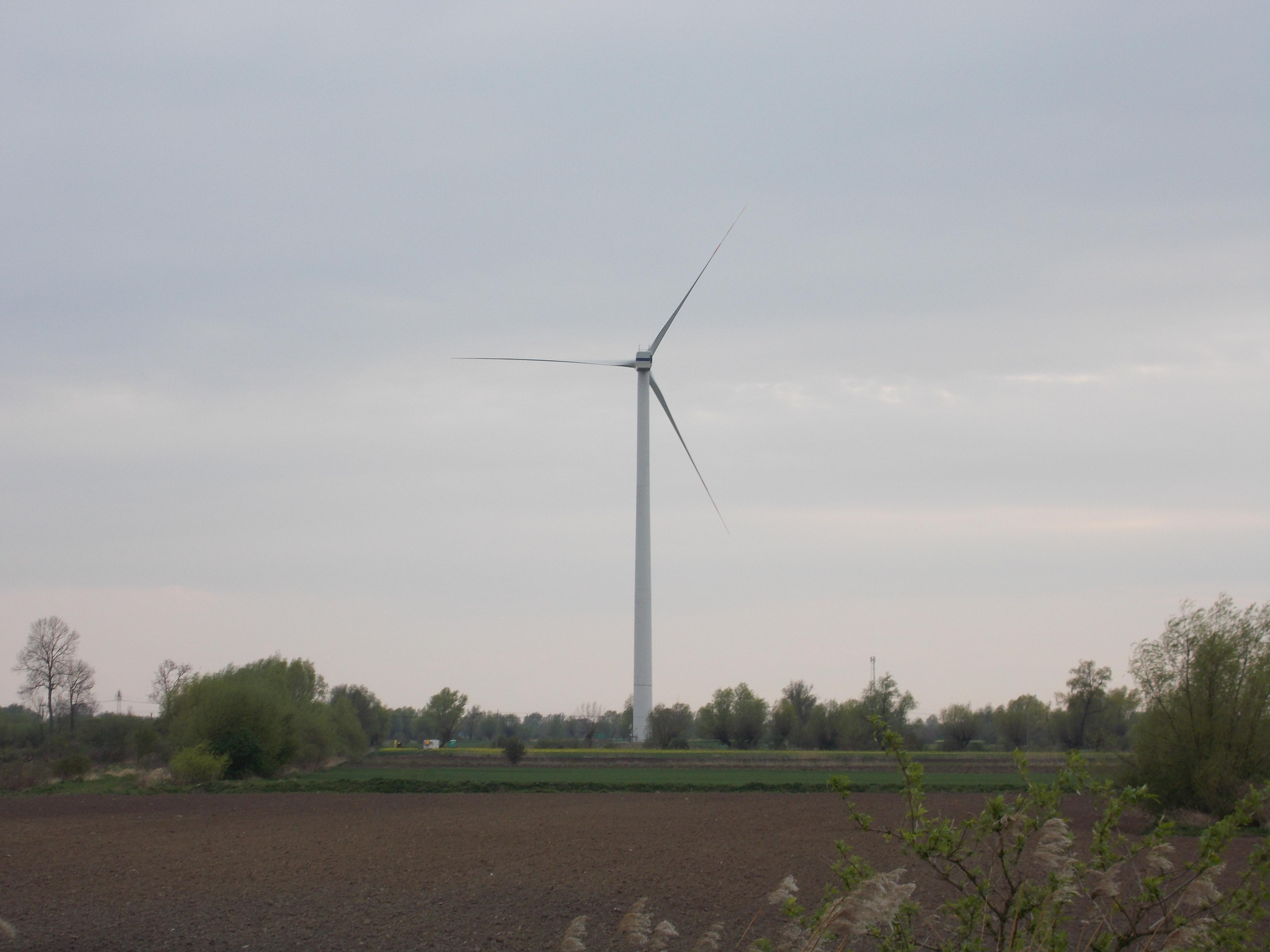 Elektrownia wiatrowa Dareckich już ma śmigła, ale fazy jeszcze nie produkuje :-)