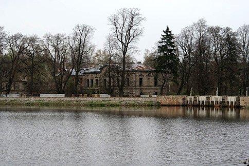Pałac Schoenberga w Wąchocku - widok z promenady