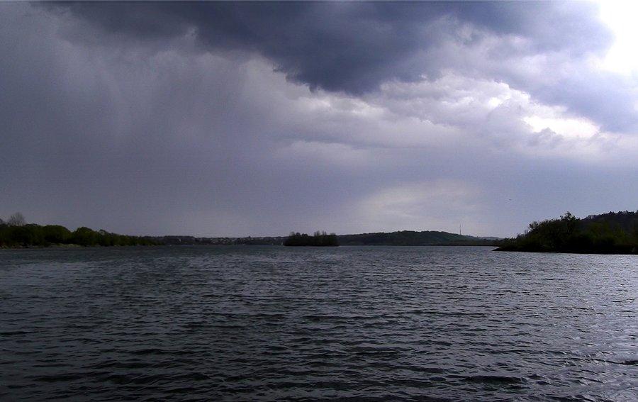 Jezioro wygląda grożnie