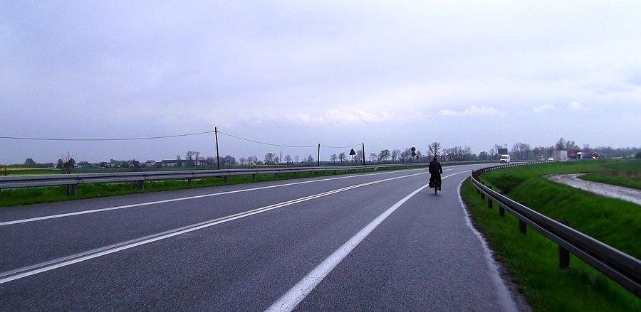 Droga z Chałupek. Gonię sakwiarza
