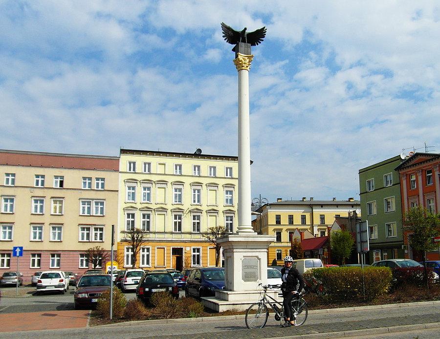 Pomnik postawiony z okazji przebudowy układu drogowego łączącego Chojnice z miejscowością Charzykowy