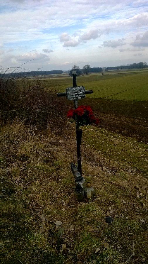 Po katastrofie został tylko krzyż z którego cięzko cokolwiek odczytać