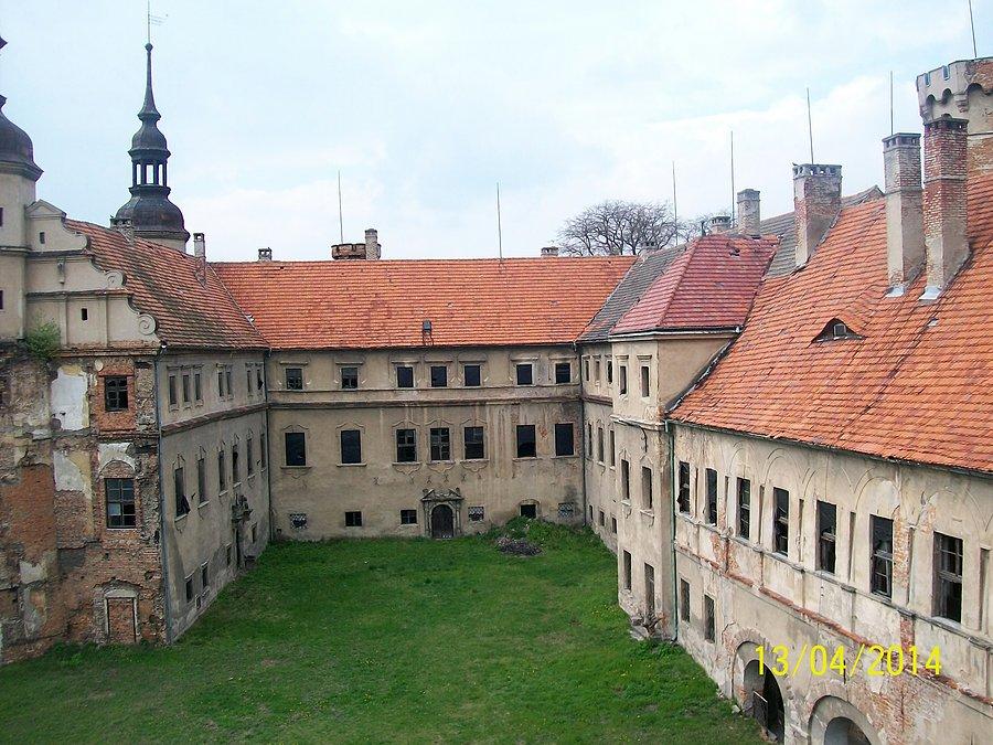 Dziedziniec. zdjęcie zrobione z wieży nad wejsciem do zamku