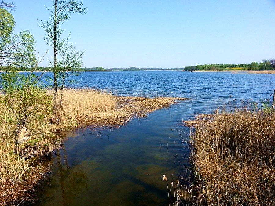Widok z mostu między jeziorami na jezioro Białe