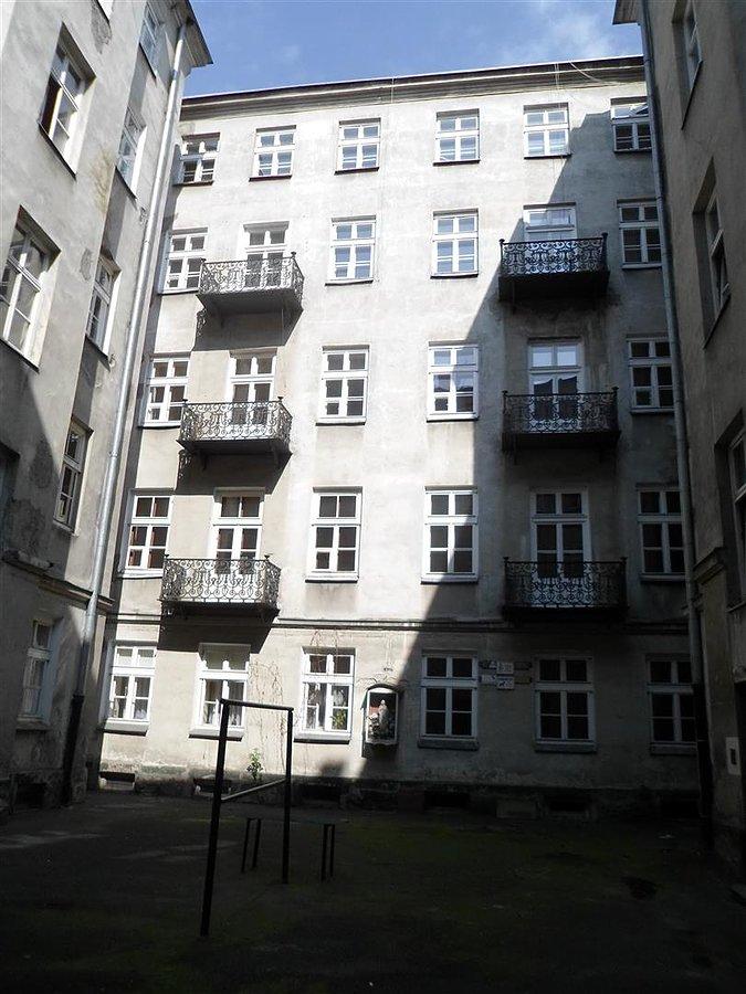 Typowe podwórko z kapliczką, a jakże