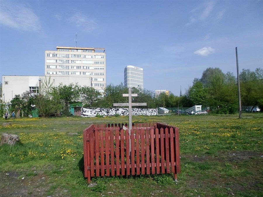 Tajemniczy krzyż przy Batorego