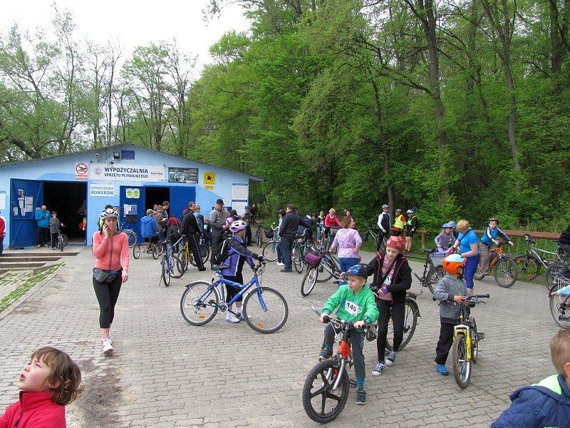 Zbiórka pod przystanią nad Jeziorem Swarzędzkim. Rowerzystów było sporo