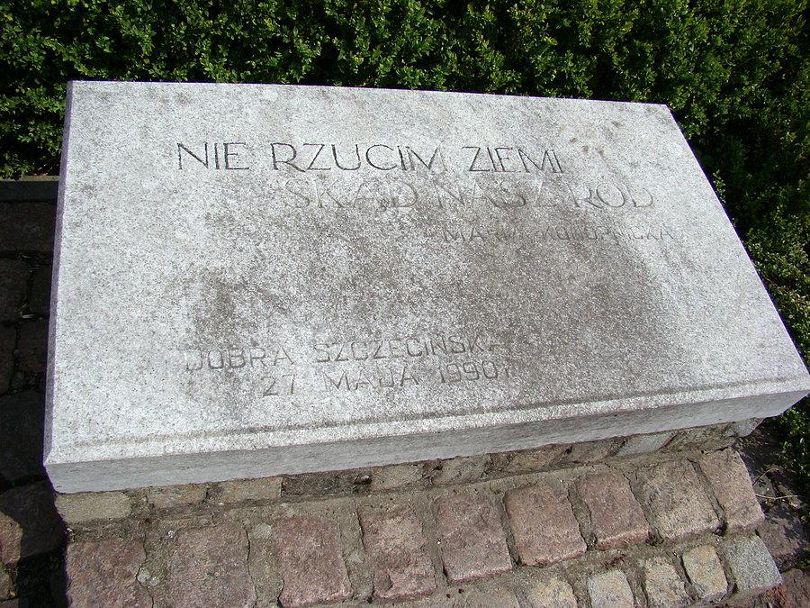 Pamiątkowa tablica na środku .... ronda