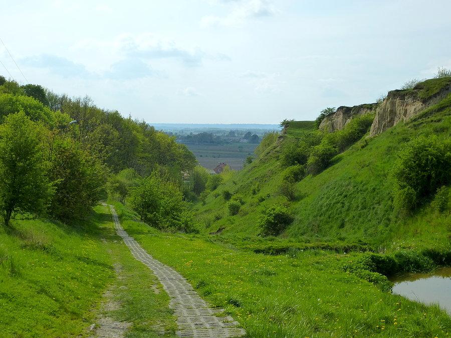 Penetrując tyły kościoła w Unisławiu odkrywam nieznany mi zjazd z piękną panoramą na Wisłę