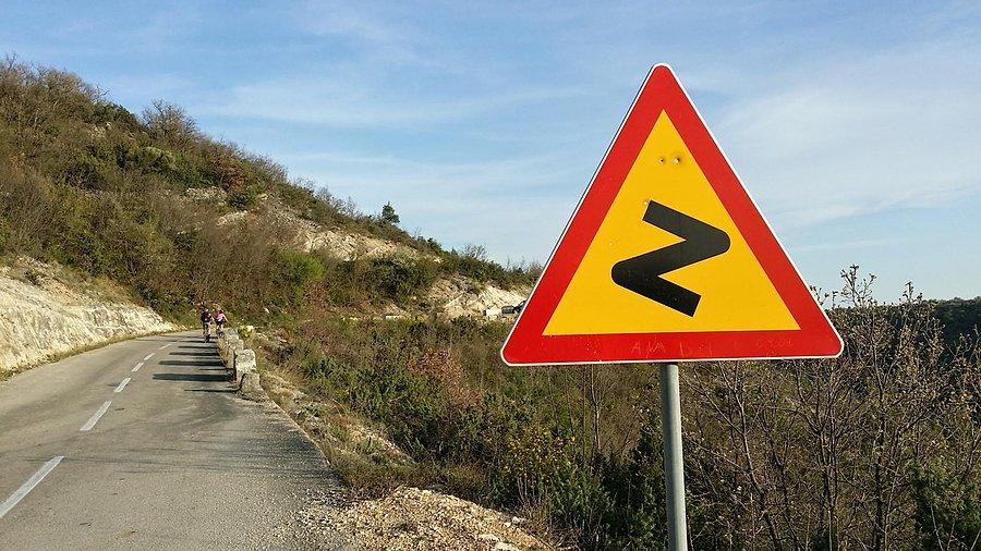 Przestrzelony znak drogowy? Tutaj to nic nadzwyczajnego