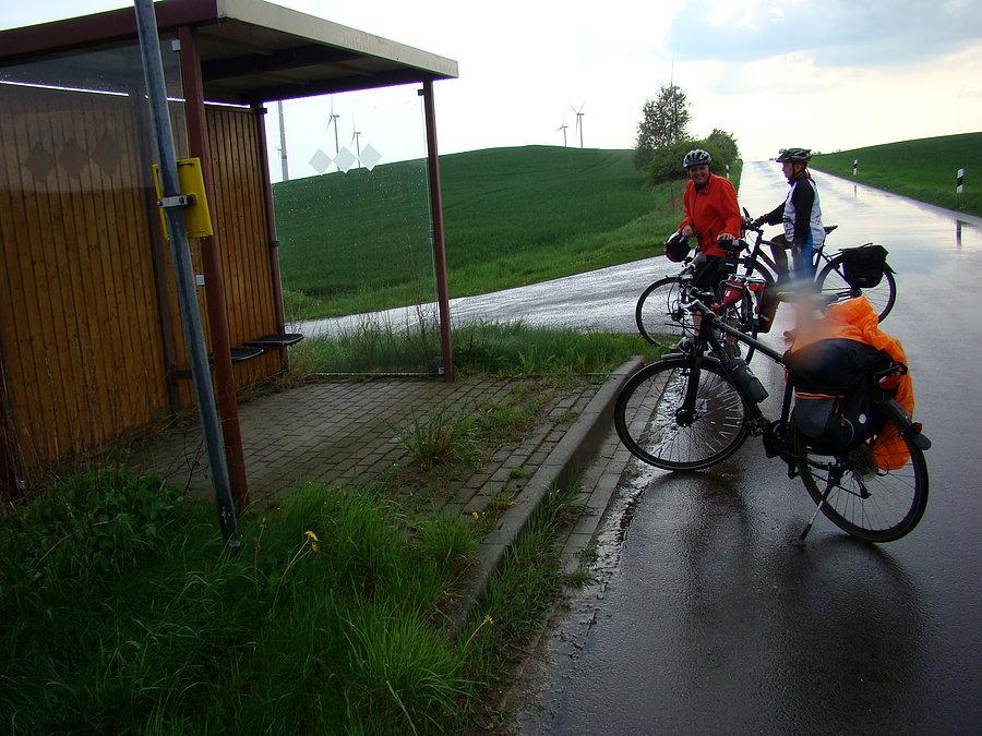 A można było się schować pod wiatą , tylko 500 metrów od jeziorka nad którym złapała nas burza