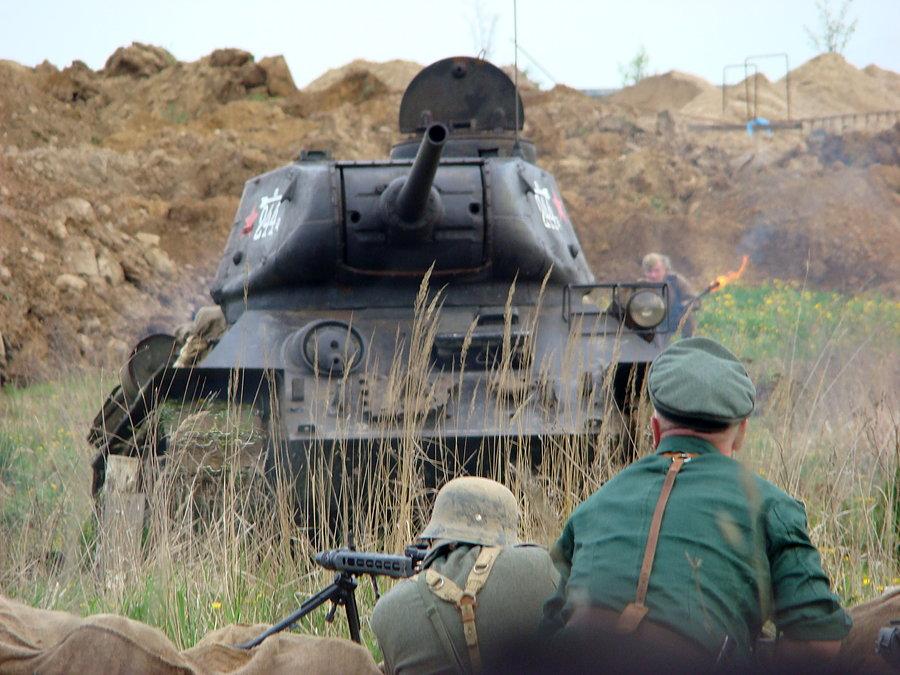 Nadjeżdża T-34