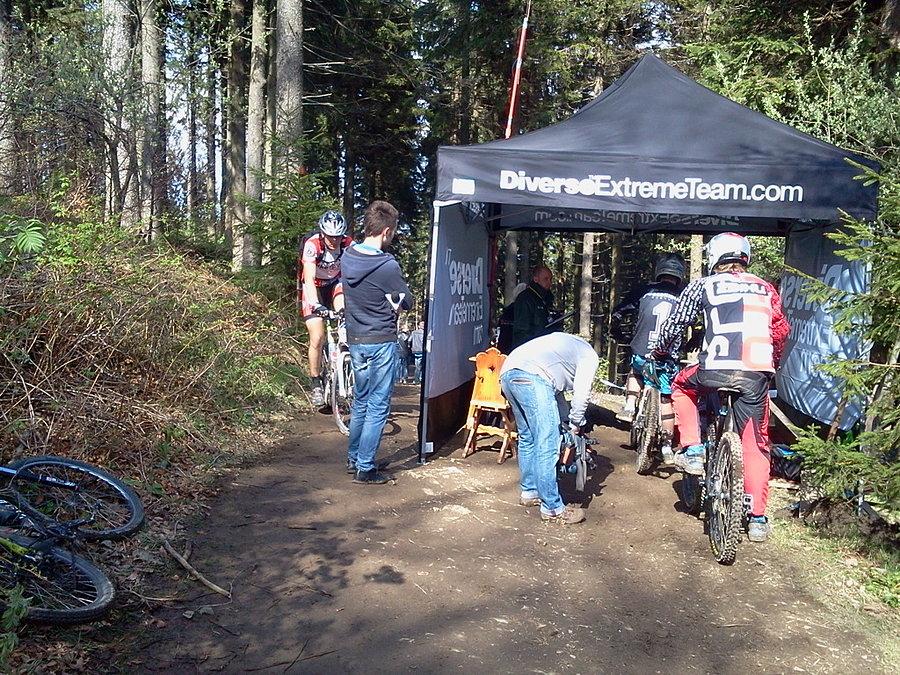 Bramka startowa przy schronisku na wys 978 m