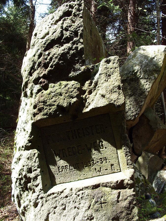 W połowie podjazdu mijamy gnejsową skałę z wyrytą tablicą upamiętniającą budowę drogi w latach 1933 - 34