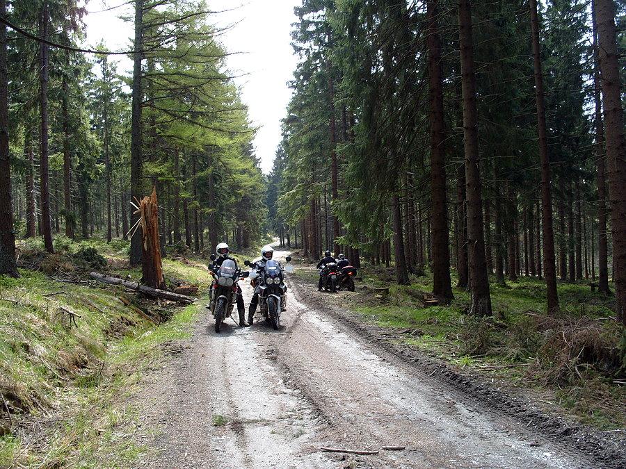 Gdy my robimy zdjęcie, nagle pojawia się czwórka motocyklistów proponująca nam wyścig, podejmujemy wyzwanie, Panowie dostają baty na całej linii i zostawiają swoje maszyny jako pokonani ;)