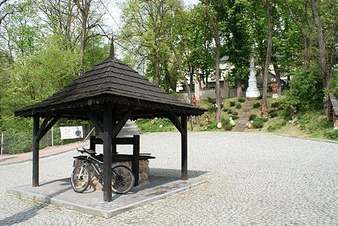 Pod studnią na placu kościelnym