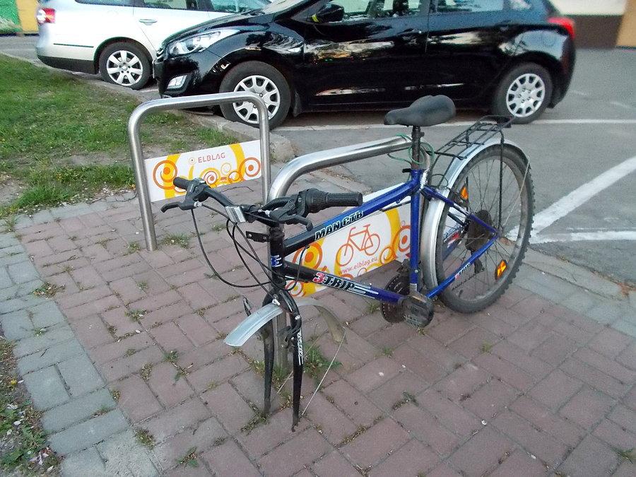 Stojak rowerowy i czegoś tu brakuje