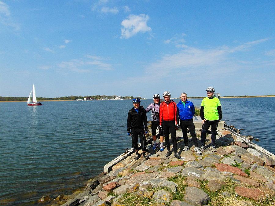 Rowerzyści na Kamienna Grobli na Wyspie Sobieszewskiej
