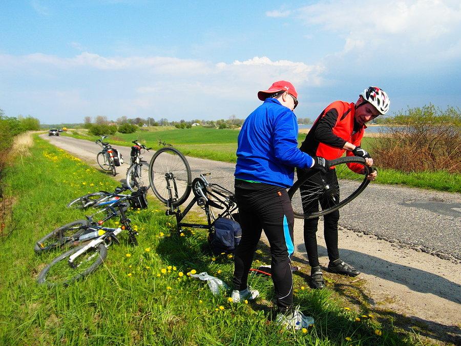 Powrót – druga guma, tym razem w rowerze Tomka - Wyspa Sobieszewska
