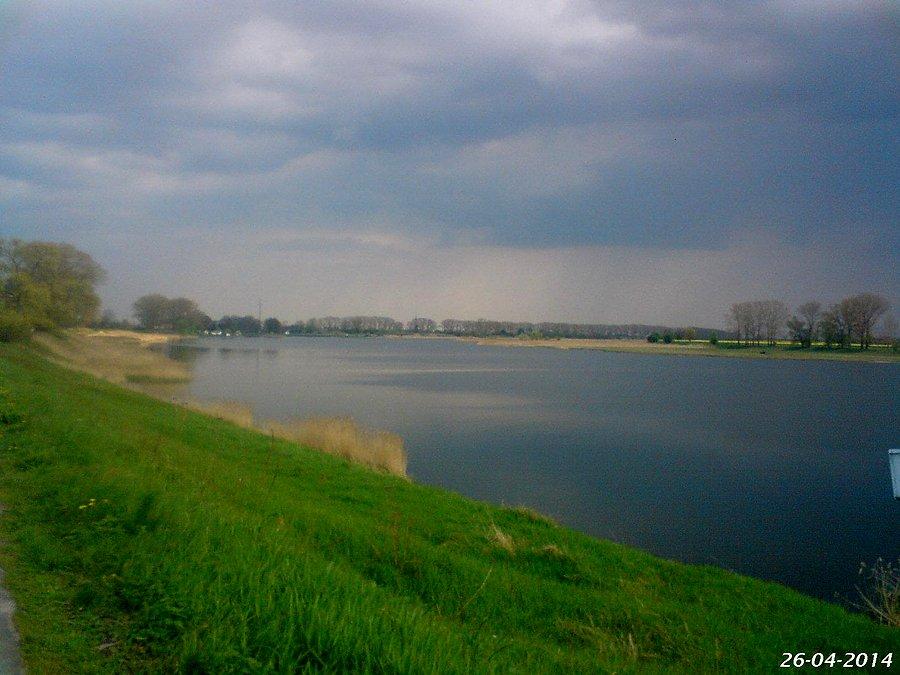 26-04-2014. Widok na rzekę Martwa Wisła, a w oddali widać ciemne chmury burzowe