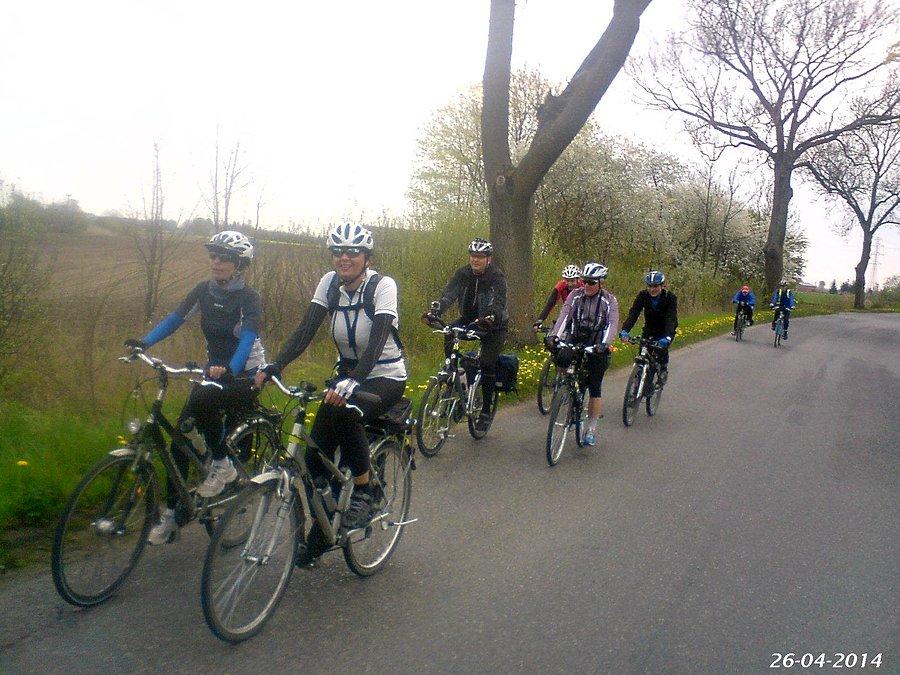 26-04-2014. Nasza grupa rowerowa na drodze do Przejazdowa, podczas sobotniej wycieczki