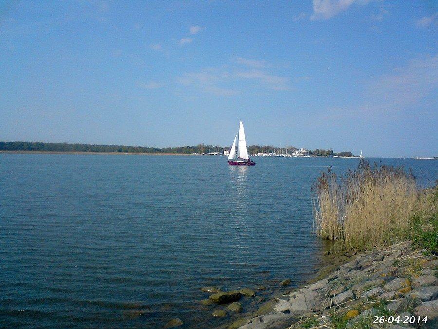 26-04-2014. Wisłoujście do Zatoki Gdańskiej, żaglówka na rzece Śmiała Wisła, zdjęcie zrobione z łachy kamiennej oddzielającej jezioro Ptasi Raj od koryta rzeki Wisły