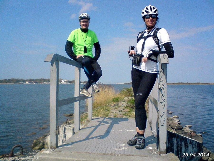 26-04-2014. Ja i koleżanka Asia na mostku, z lewej strony mamy widok na rzekę Śmiała Wisła (Wisłoujście do Zatoki Gdańskiej), z prawej widok na jezioro Ptasi Raj