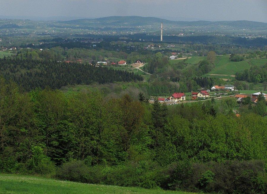 Industrialna część Gorlic z pogórzami w tle