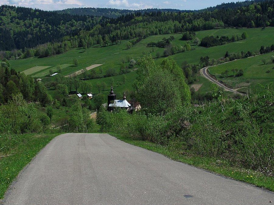Szosa ucieka w przepaść (już nad podjazdem)