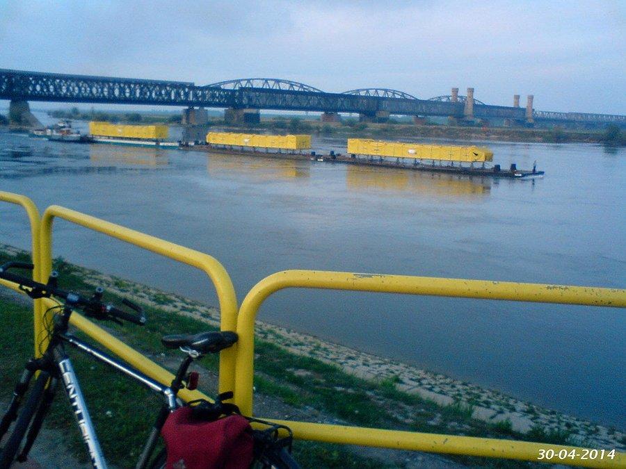 30-04-2014. Płynące barki transportowe na rzece Wiśle, z widokiem na Most Lisewski. Fotka zrobiona z Bulwaru Wiślanego w Tczewie, podczas wycieczki rowerowej