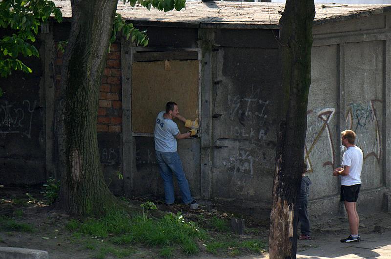 Miejscowy "element" próbuje włamać się do środka