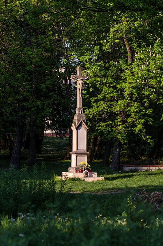 Opodal kolejny krzyż