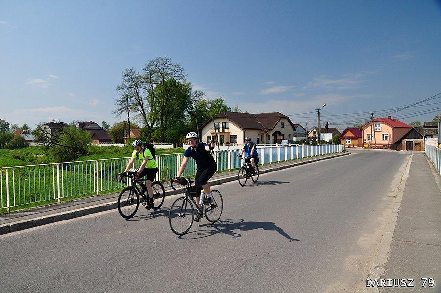 Borzęcin - Rowerzyści na moście