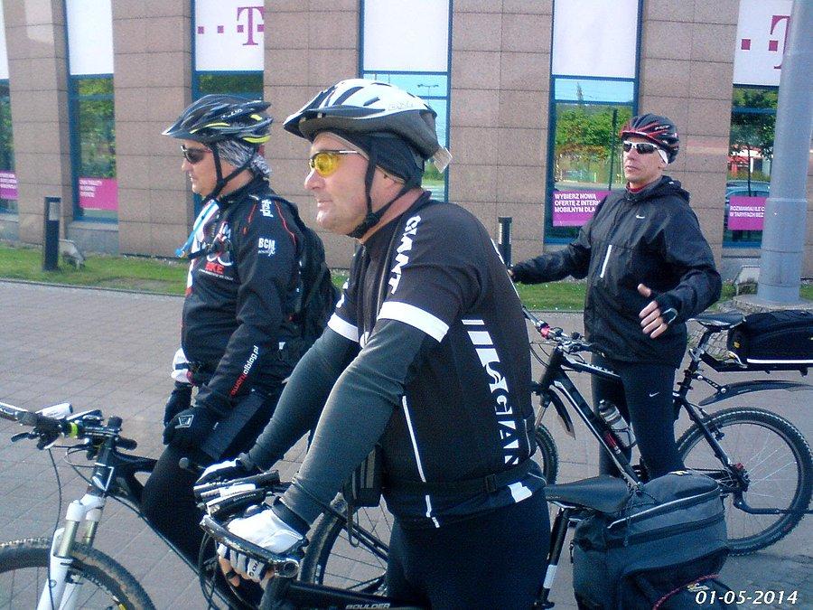 01-05-2014. Rowerzyści od prawej Sebastian, w środku Mariusz i z tyłu Robert, na postoju przed światłami koło "Zieleniaka" w Gdańsku